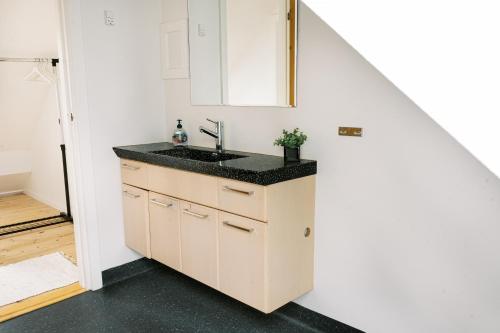 una pequeña cocina con fregadero y una escalera en Vila Ana - 2 room apartment, en Vejle