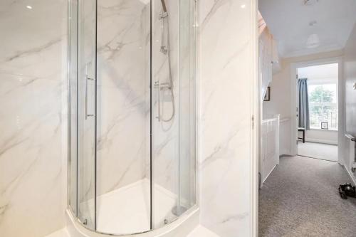 a shower with a glass door in a bathroom at Spacious 4-bedroom townhouse in the city center with free parking in Oxford