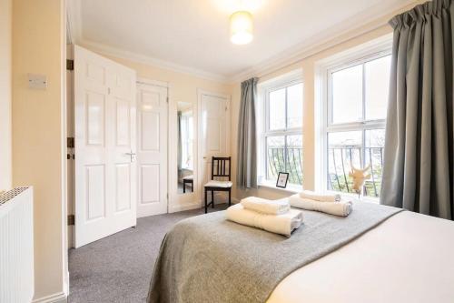 a bedroom with a large bed with two pillows on it at Spacious 4-bedroom townhouse in the city center with free parking in Oxford