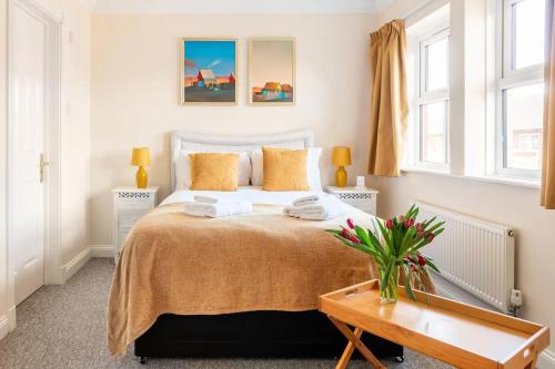 um quarto com uma cama e duas janelas em Spacious 4-bedroom townhouse in the city center with free parking em Oxford