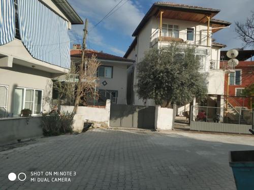 een lege straat voor een huis bij HAPPY HOUSE 2 Pamukkale in Pamukkale