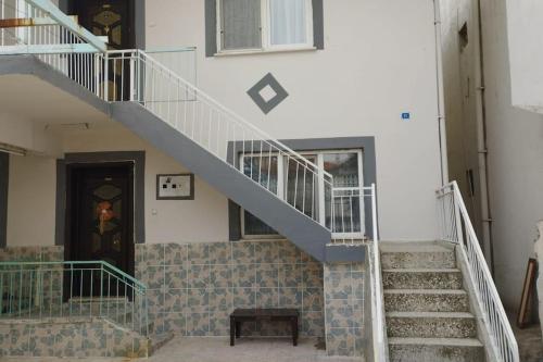 een trap in een gebouw met blauwe en witte trappen bij HAPPY HOUSE 2 Pamukkale in Pamukkale