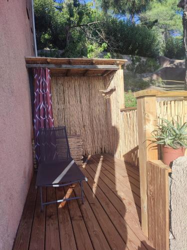 une chaise assise sur une terrasse avec une clôture dans l'établissement mini villa front de mer Gionnello, à Conca