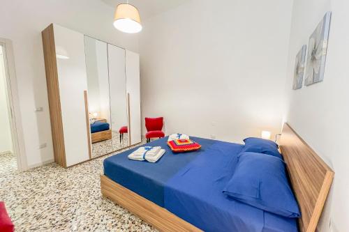 Casa vacanze Cetto e Vera في غالاتينا: غرفة نوم بسرير ازرق ومرآة