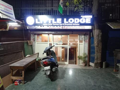 新德里的住宿－Hotel lodge kalkaji，停在大楼前的摩托车,有标志