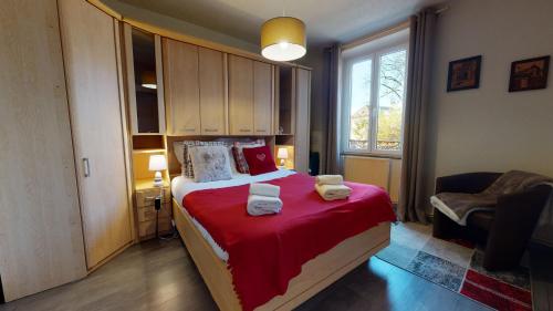 une chambre avec un lit avec deux serviettes dessus dans l'établissement i-love-colmar - Les Remparts - Parking, à Colmar