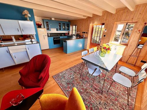 une cuisine avec une table et des chaises dans une pièce dans l'établissement gîte Moulette, à Régnié