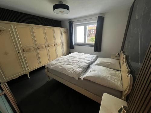 1 dormitorio con cama y ventana en Design Ferienwohnung im Alpenvorland en Bruckmühl