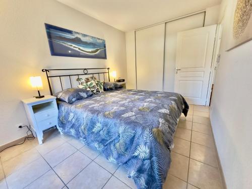 una camera con letto e tavolo con lampada di Regent Côte d'Azur air-conditioned, pool, garden & parking a Villeneuve-Loubet