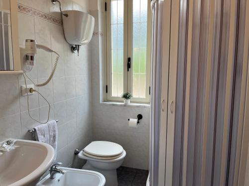 bagno con servizi igienici e lavandino di villa laria a Tropea