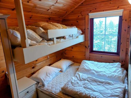 Postel nebo postele na pokoji v ubytování Laftet hytte i strandkanten med bade og fiske muligheter
