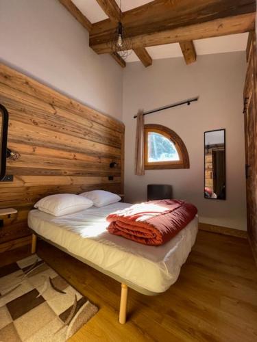 Un pat sau paturi într-o cameră la Appartement La Plagne 1800