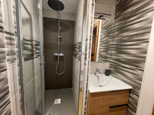 W łazience znajduje się umywalka i prysznic. w obiekcie Appartement La Plagne 1800 w mieście La Plagne Tarentaise