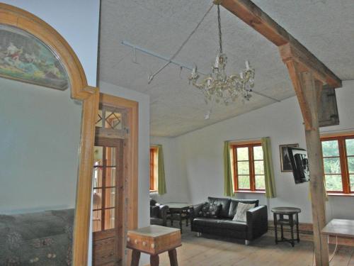 a living room with a couch and a chandelier at Loftwohnung-hell-geraeumig-antik-zentrale-Lage-in-Suederbrarup in Ulsnis