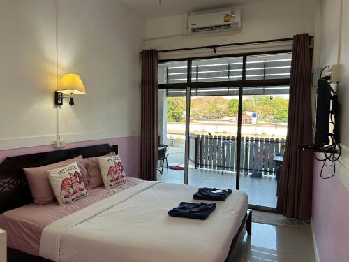 1 dormitorio con 1 cama con 2 toallas en Labella samet guesthouse en Ko Samed