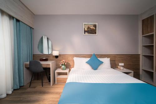 Postel nebo postele na pokoji v ubytování Capital Garden Hotel