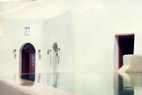 Villa Santorini 520 by Caldera Houses في أويا: مسبح في غرفة بيضاء فيها ماء