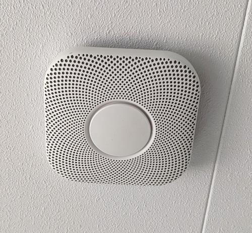 a white ceiling with a round object on it at Antonius Hoeve Chalets in Oudenbosch