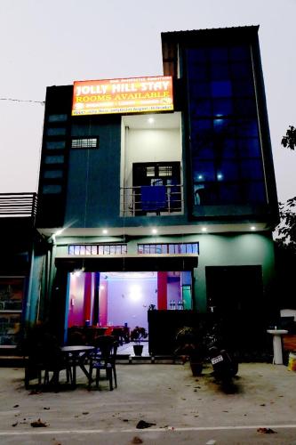 un edificio con un cartel encima en Jolly Hill Stay, en Rāni Pokhri