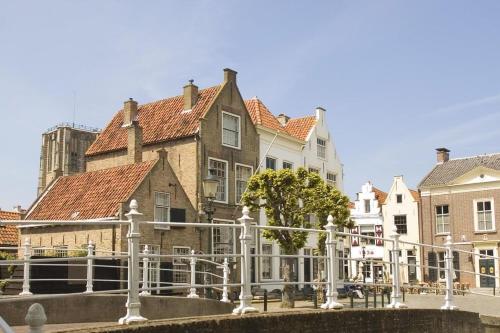 a building with a fence in front of it at ‘T huisje in Goeree in Goedereede