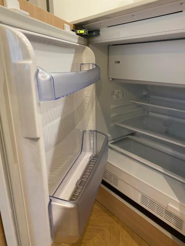 un réfrigérateur vide avec sa porte ouverte dans une cuisine dans l'établissement Coeur de Ville, à Nantes
