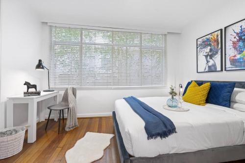 En eller flere senge i et værelse på South Yarra Sleek: Urban Pad