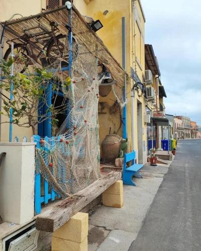 a net sitting on a bench next to a building at Gioia di Mare in Marzamemi