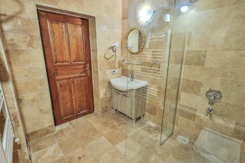 Un baño de Bedrock Cave Hotel