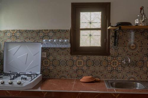 Riad Elaissiにあるキッチンまたは簡易キッチン