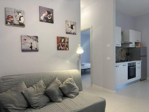 uma sala de estar com um sofá e uma cozinha em sweet Margot em Anzio