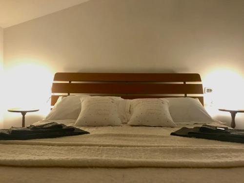 Un pat sau paturi într-o cameră la La Maisonette in Motor Valley