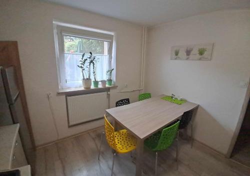 Pokój ze stołem, krzesłami i oknem w obiekcie noclegi Julia w Kielcach
