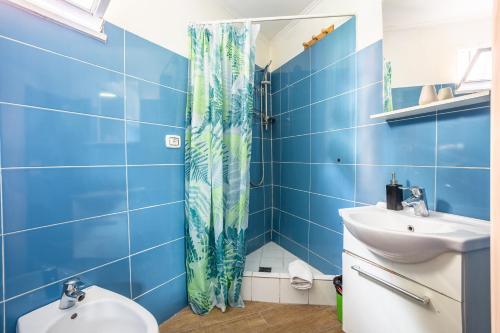 Un baño de -The rock- Garden and express train city center