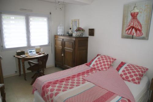 カルクフーにあるGîte La Terrasse Du Vergerのベッドルーム1室(ベッド1台、デスク、テーブル、ドレッサー付)