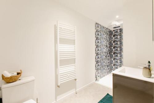 une cuisine blanche avec des murs blancs et une fenêtre dans l'établissement Écurie Les Tourelles Piscine intérieure & spa, à Gainneville