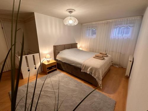 Cosy flat near Kuressaare castle في كوريساري: غرفة نوم صغيرة بها سرير ومصباح