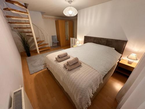 Postel nebo postele na pokoji v ubytování Cosy flat near Kuressaare castle
