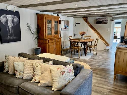 un salon avec un canapé et une salle à manger dans l'établissement Gite de la Grande Verrerie 6 personnes RIBEAUVILLE, à Ribeauvillé
