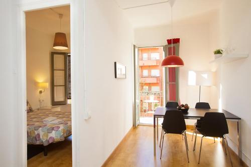 Zimmer mit einem Tisch und Stühlen sowie einem Schlafzimmer in der Unterkunft Gaudi Sagrada Familia in Barcelona