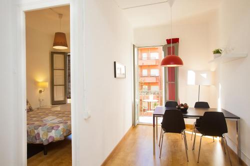 una stanza con tavolo e sedie e una camera da letto di Gaudi Sagrada Familia a Barcellona