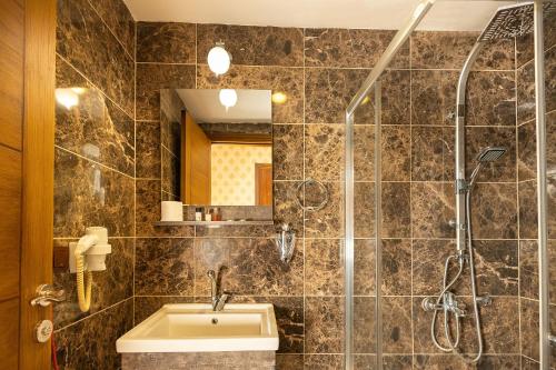 a bathroom with a sink and a shower at Nish Atakum Otel in Atakum