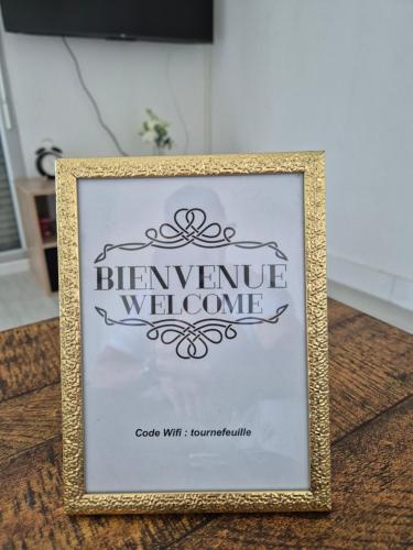 une photo d'un signe sur une table dans l'établissement appart cosy proche zone aéronautique, à Tournefeuille