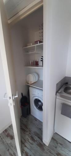 une buanderie avec une machine à laver et un lave-linge dans l'établissement APPARTEMENT 55M2 MAS DE LA MISERICORDE, à Perpignan