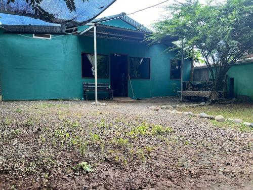 una casa azul con una puerta azul y un patio en Santa Teresa, Montezuma,Tambor,Cobano, en Cóbano