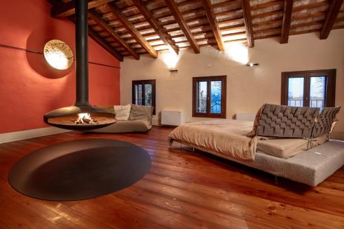 sala de estar con sofá y chimenea en La tua villa, en Motta di Livenza