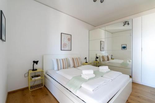 Llit o llits en una habitació de HM • Luxe 1BR with View & Terrace
