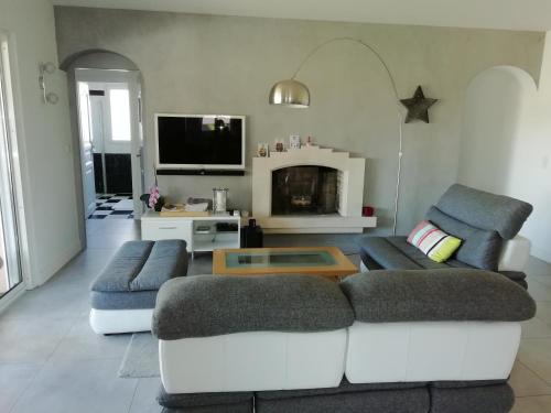 O zonă de relaxare la Charmante Maison, Piscine à 5 min de l'océan, 10 min de La Rochelle / île de Ré