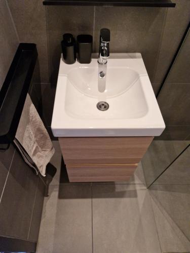 baño con lavabo blanco en una habitación en Stadslogement Het Keerpunt Dokkum, en Dokkum