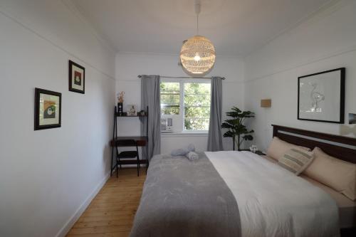 HeathmontにあるTimeless Allure near Ringwoodの大きなベッドと窓のある寝室