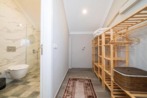 een badkamer met een houten ladder naast een toilet bij Villa Örencik in Fethiye